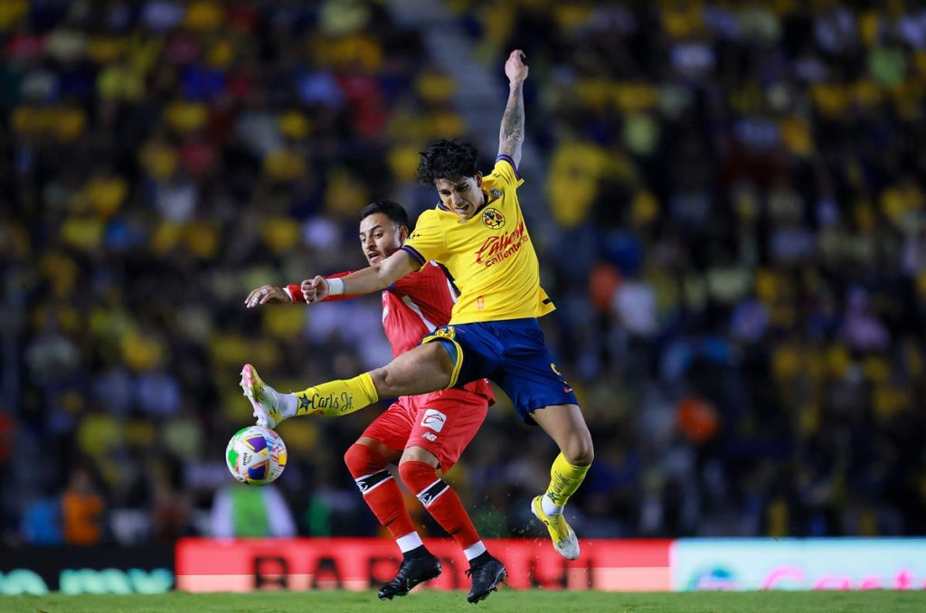 ¡El VAR se la perdonó! Alexis Vega debió ser expulsado vs América