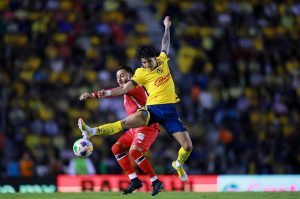 ¡El VAR se la perdonó! Alexis Vega debió ser expulsado vs América