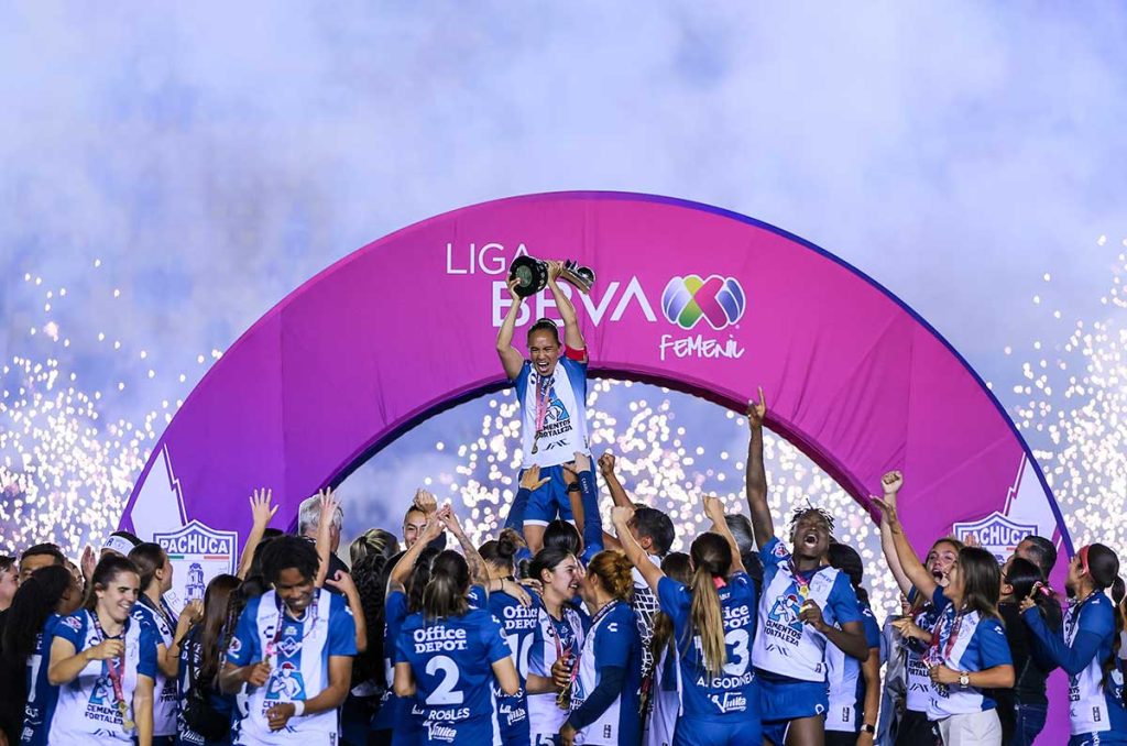 Pachuca derrota al América y levanta su primera estrella en la Liga MX Femenil