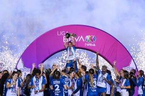 Pachuca derrota al América y levanta su primera estrella en la Liga MX Femenil