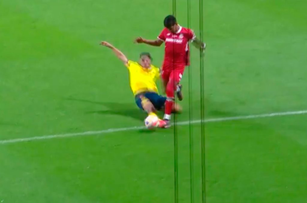 El penal de Sebastián Cáceres sobre Robert Morales que definió la final. 