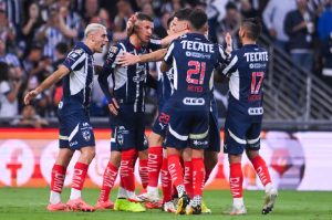Rayados despierta en el momento más importante; elimina a Pumas y va por el superlíder