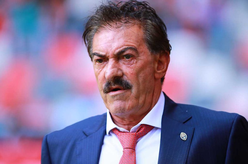 Ricardo La Volpe tunde a Pietrasanta y le da una lección en la pizarra