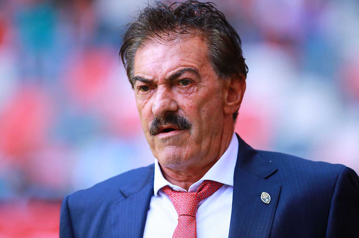 Ricardo La Volpe tunde a Pietrasanta y le da una lección en la pizarra