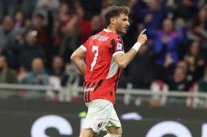 Santiago Giménez despierta y anota primer doblete con Milan