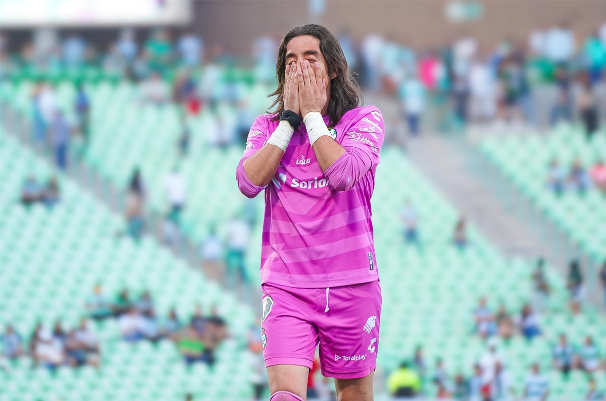 Santos Laguna ofrece a Carlos Acevedo a precio de remate