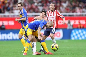 Tigres adelanta a Chivas y le roba su pilar en la central