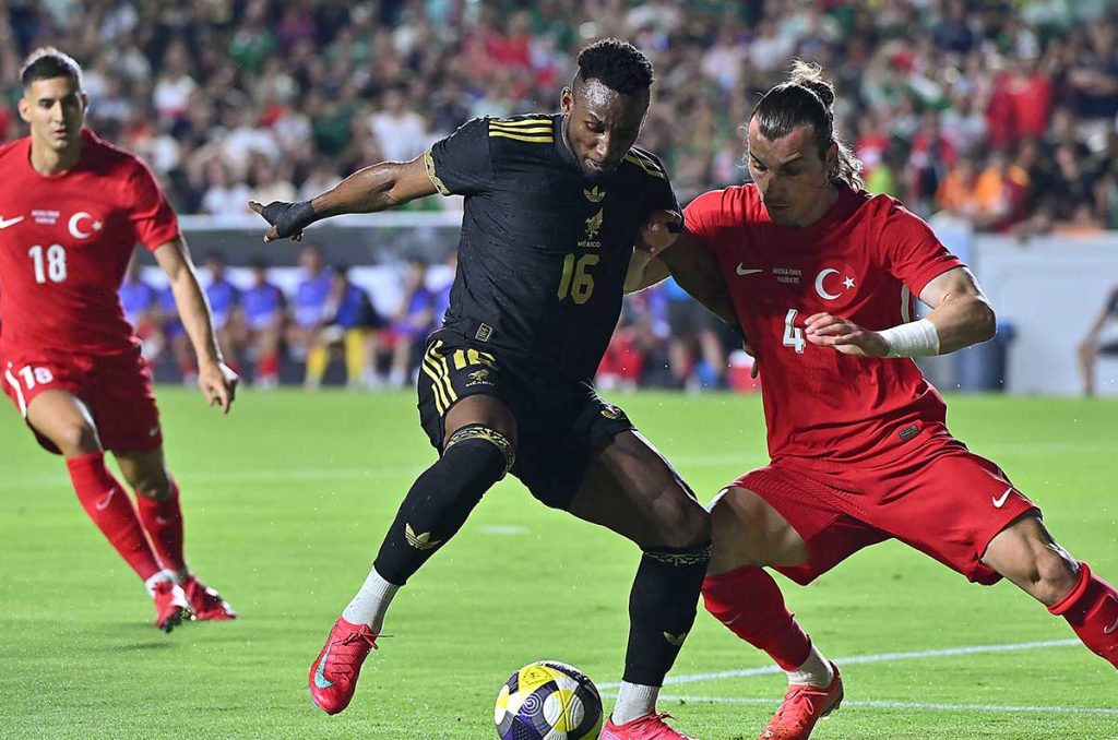 Julián Quiñones perderá el lugar que se ganó frente a Surinam