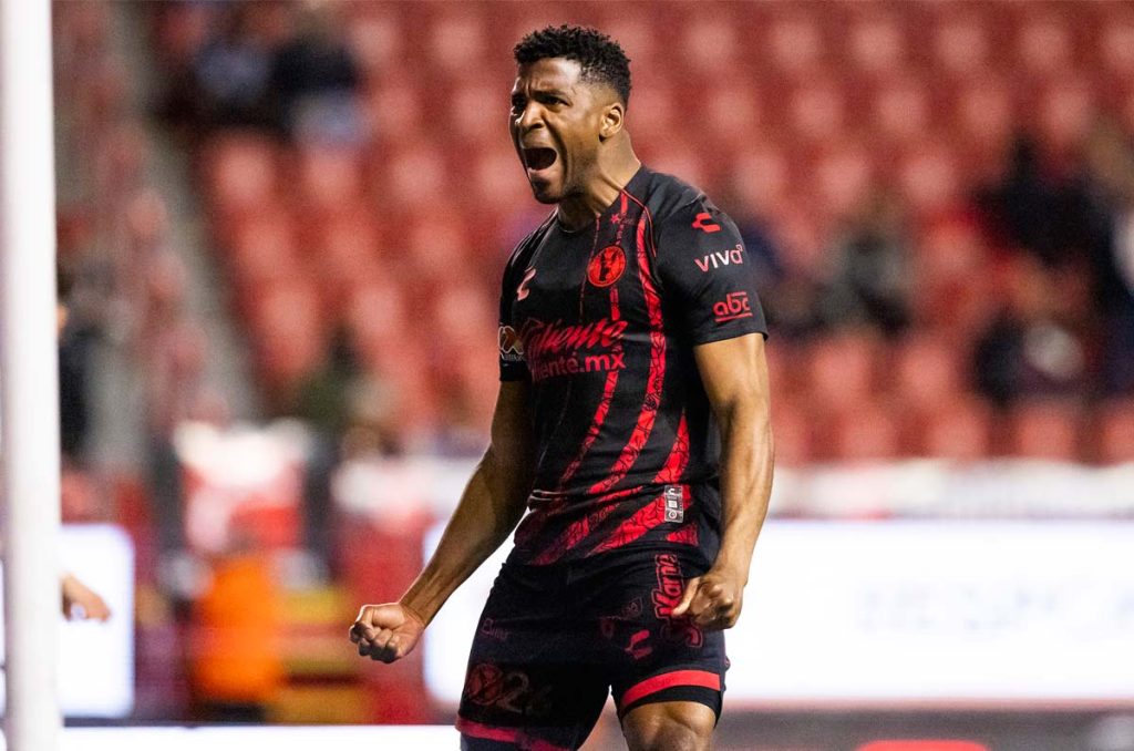 Loco Abreu y Xolos de Tijuana cuentan con la continuidad de Pantera Zúñiga en el plantel