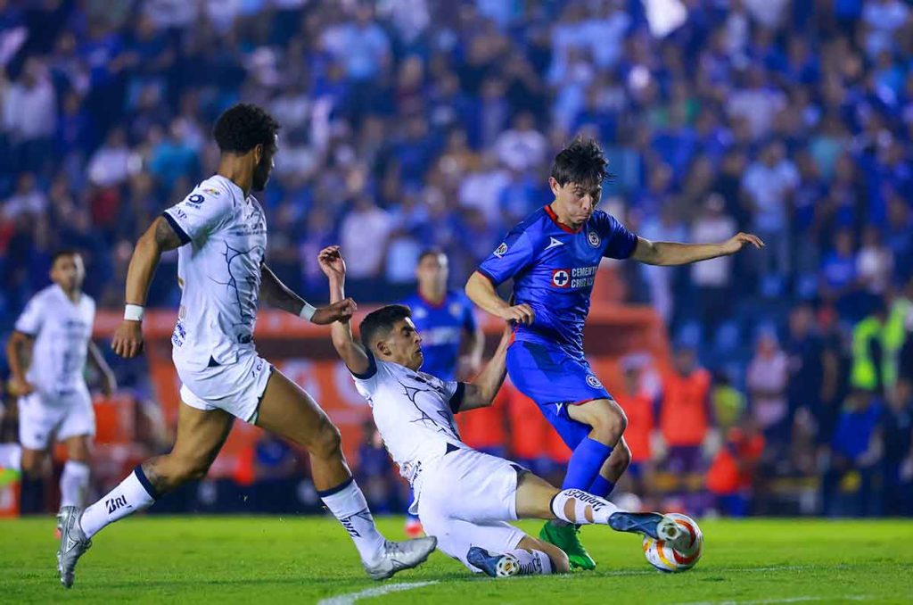 Pumas podría ver en Cruz Azul la solución para su mediocampo 0