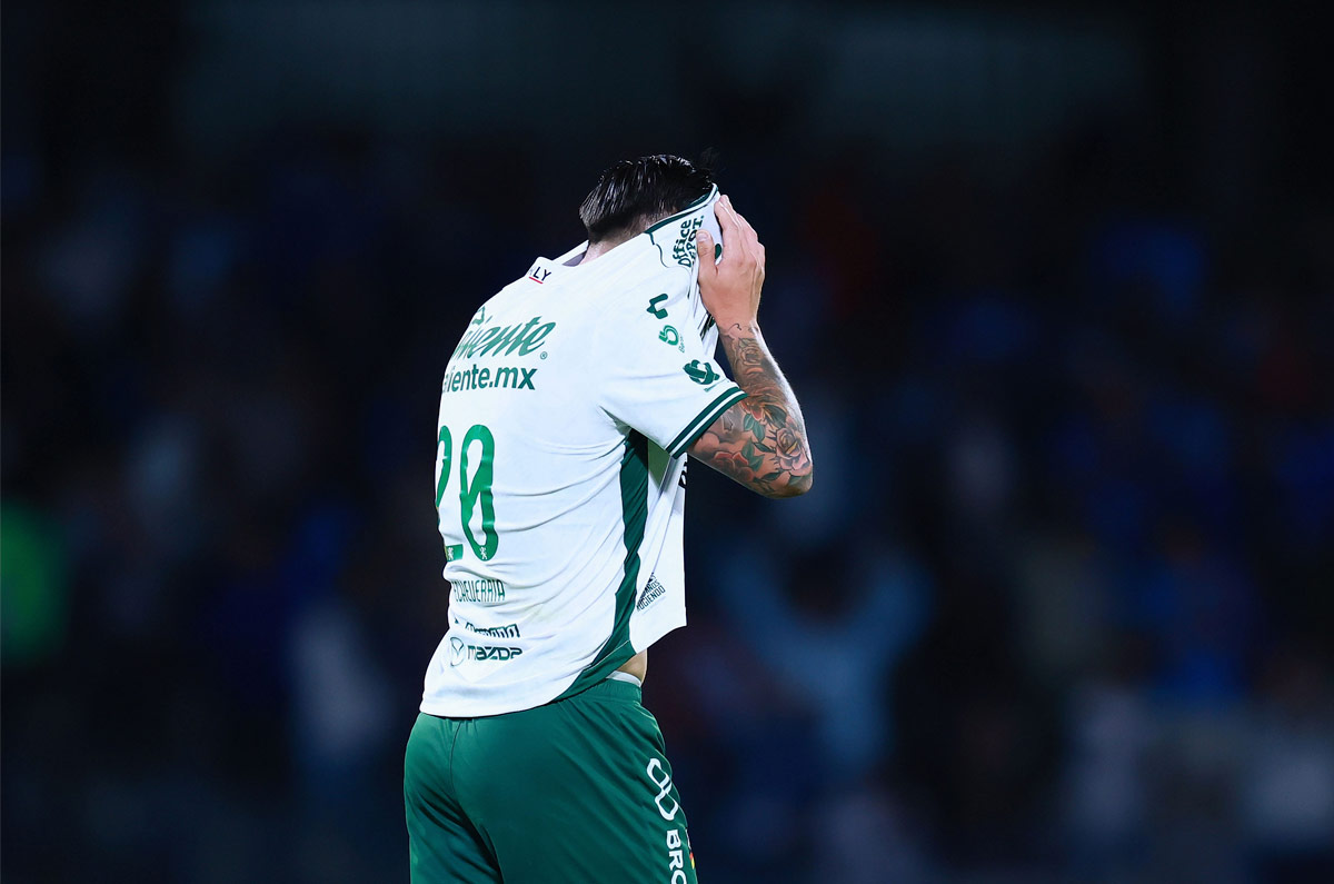 Se desmorona el León y lo desmantelan, Echeverría también dice adiós