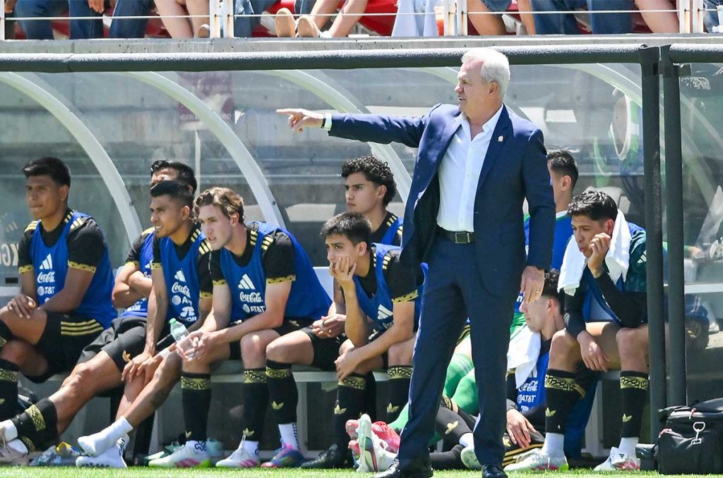 Vasco Aguirre en un mar de reclamos hacía los silbantes en el México vs Suiza