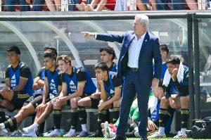 Vasco Aguirre en un mar de reclamos hacía los silbantes en el México vs Suiza