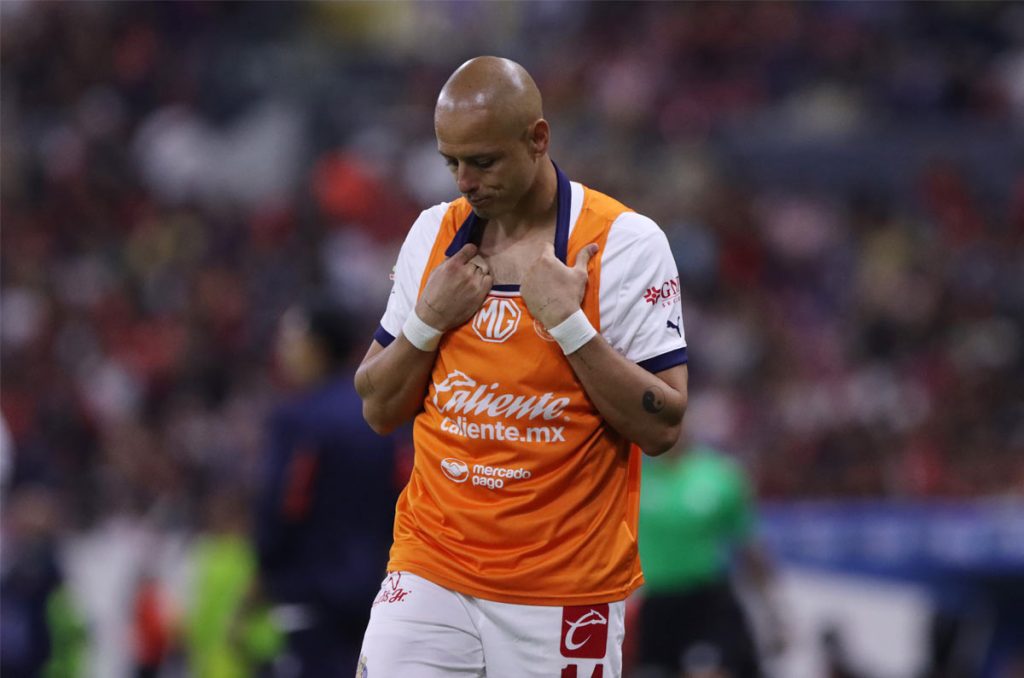 Chicharito terminará su contrato con Chivas y se marcha