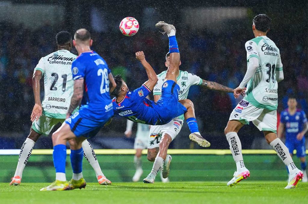 Con una chilena, Ángel Sepúlveda llegó a cuatro goles en tres jornadas