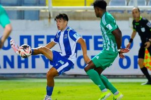 Delantero mexicano se queda sin equipo en Europa y busca nuevo destino