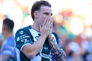 El vestidor de Santos Laguna está roto; Barticciotto y Güemez se golpean