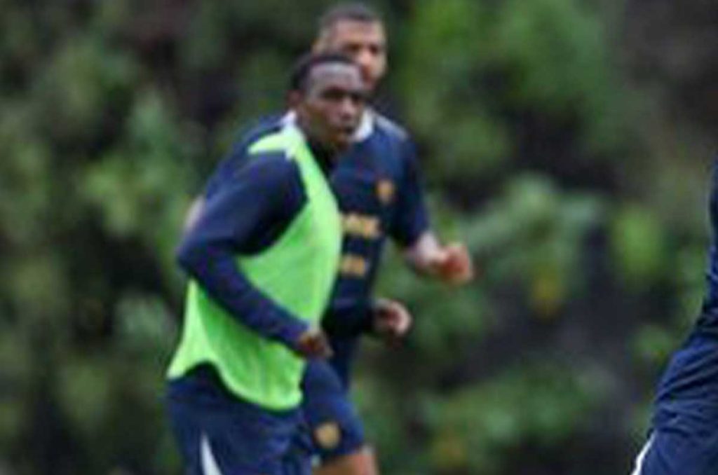 En el fondo de la foto se puede ver a Norberto Jiménez entrenando con Pumas