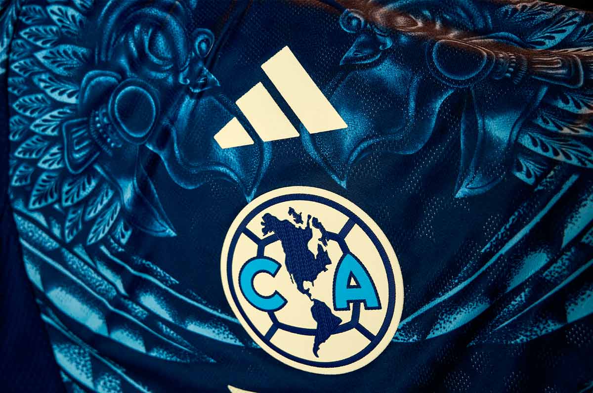 Así luce el elegante escudo en el jersey de visitante