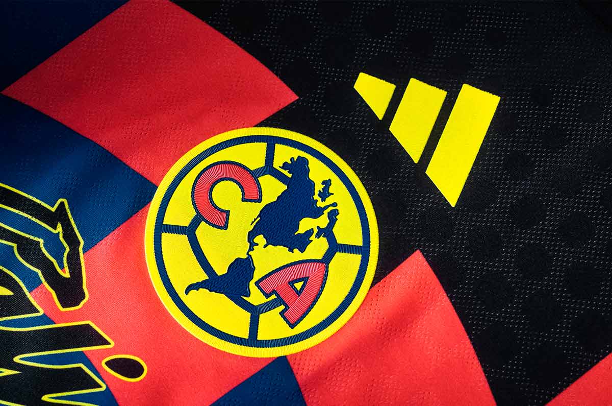 El escudo en la camiseta del América