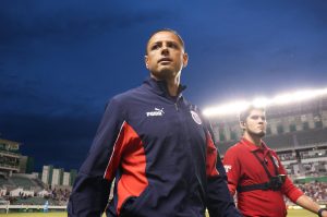 Le quitan el trono de mejor pagado a Chicharito en Chivas