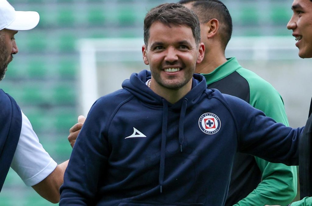 Nicolás Larcamón se fue a la Máquina de Cruz Azul y dejó la dirección técnica de Necaxa