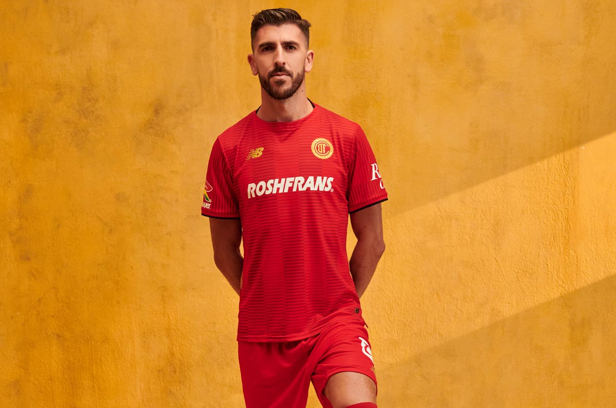 Paulinho posa con la nueva camiseta de los Diablos Rojos de Toluca