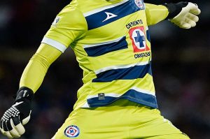 Pumas de Efraín Juárez buscaría fichar al portero de Cruz Azul 