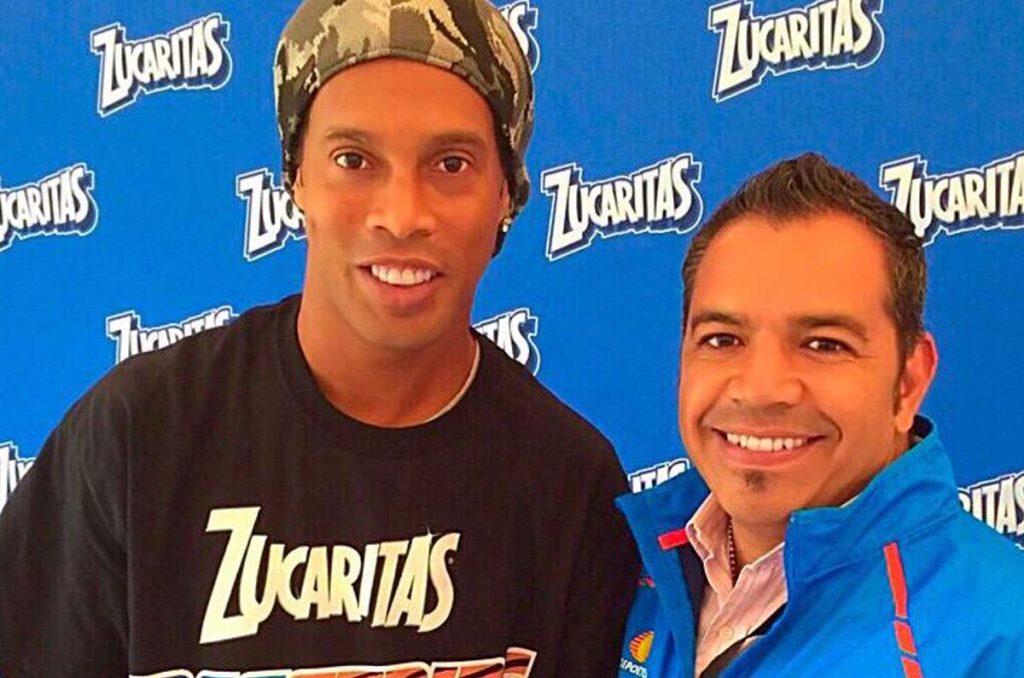 Ronaldinho junto a Oswaldo Tejeda, ex reportero de Televisa Deportes