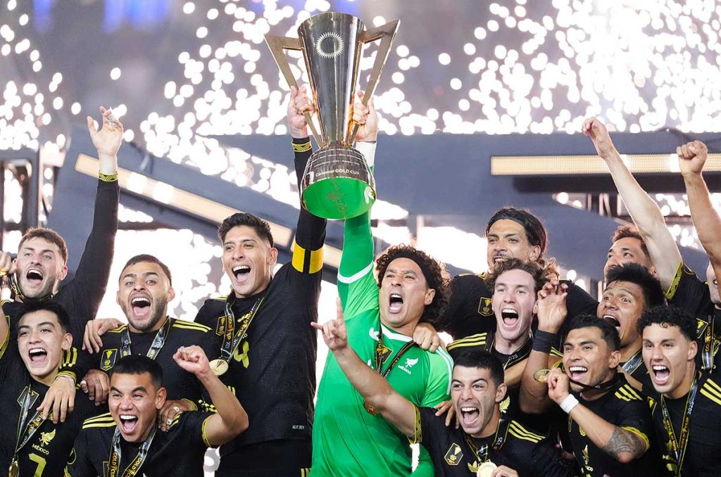 Según Eduardo Saracho, Guillermo Ochoa no tiene planeado regresar a México