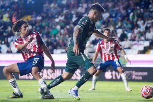 ¿Un polémico penal? León se adelanta a Chivas con una dudosa jugada