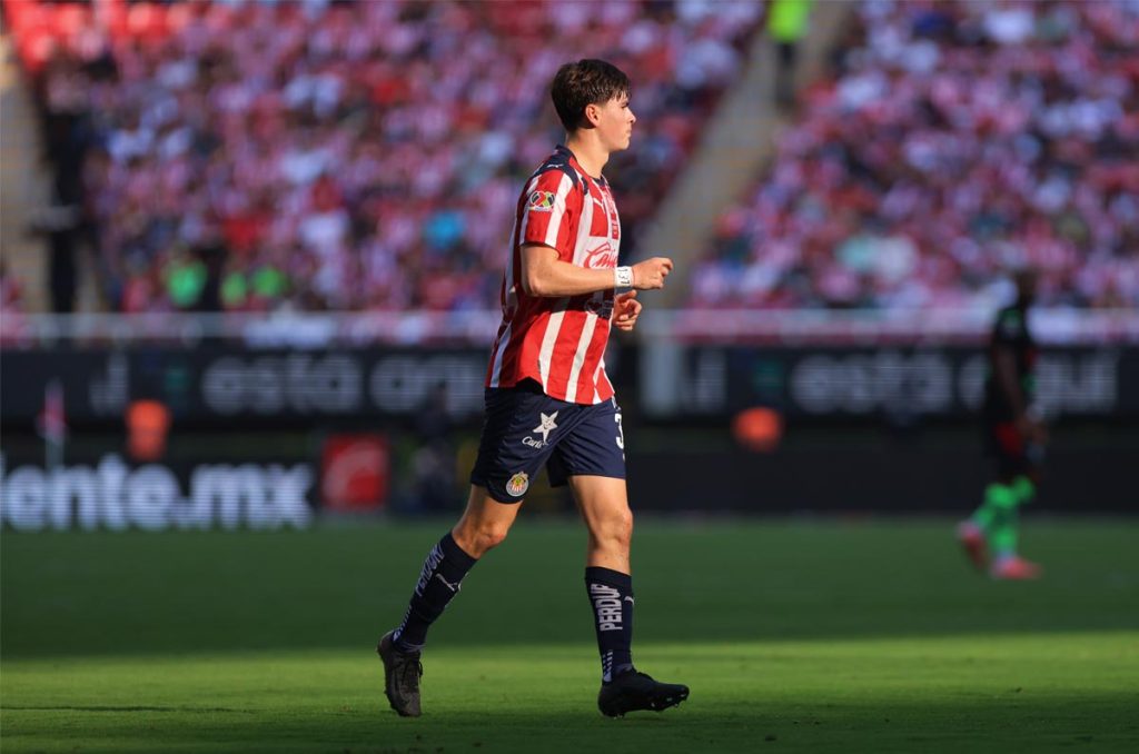 Armando González, otro jugador que deben renovar las Chivas
