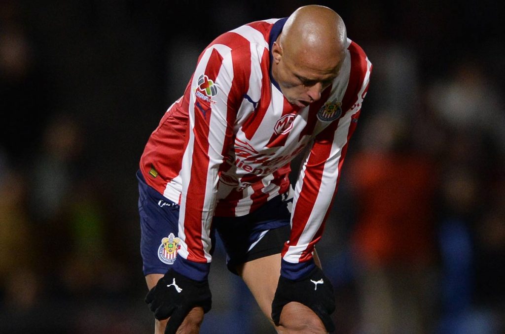 Chicharito está borrando su imagen de ídolo en Chivas