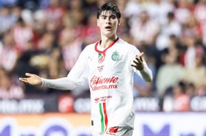 Chivas renovó 5 promesas, pero ¿Qué pasa con La Hormiga González, el futuro nueve?