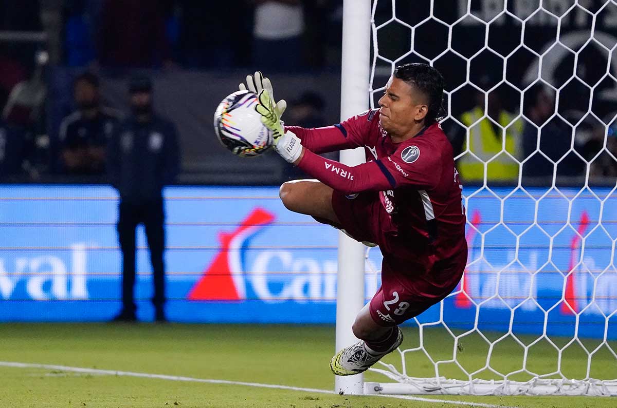 Cruz Azul derrota a Galaxy con un Kevin Mier inspirado en penales