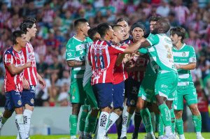 El penal que el VAR ha ignorado para Chivas vs Santos Laguna
