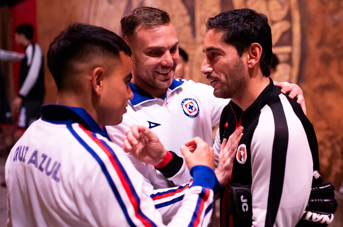 Emotivo reencuentro de Jesús Corona y Cruz Azul; el portero se despedirá del futbol