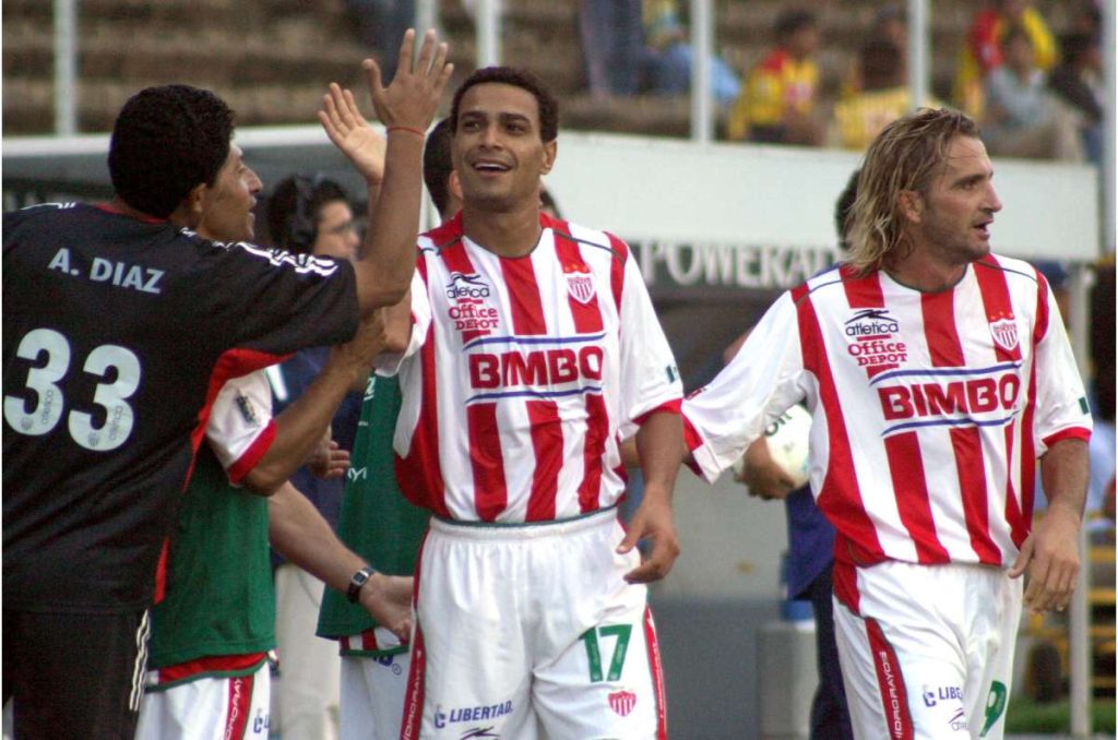 Aldo Díaz,Fabiano Pereira y Sando Sotilli festejan un gol con Necaxa