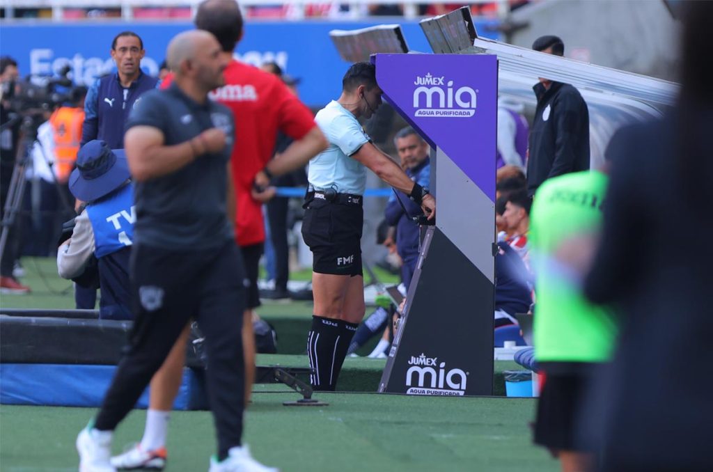 Gato Ortiz, uno de los árbitros que le ha cobrado un penal en contra a Chivas en este Apertura 2025
