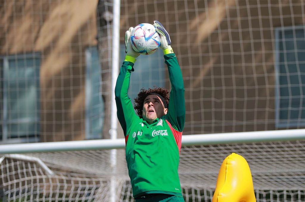 En busca de equipo, Guillermo Ochoa se ofreció a las Chivas de Guadalajara