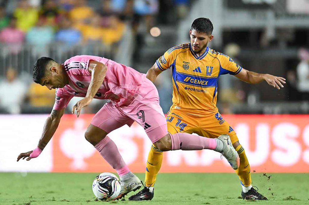 Luis Suárez en su duelo contra Tigres