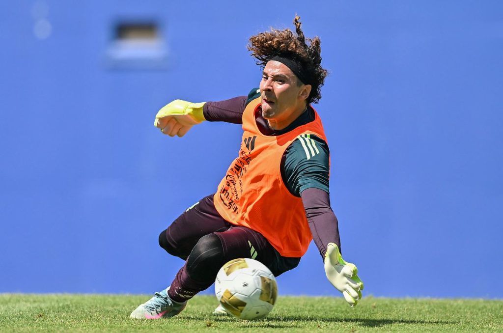 Javier Aguirre quiere que Guillermo Ochoa esté activo para convocarlo
