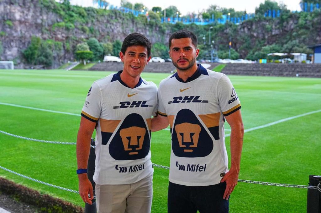 José Juan Macías y Alan Medina en su presentación con los Pumas de la UNAM