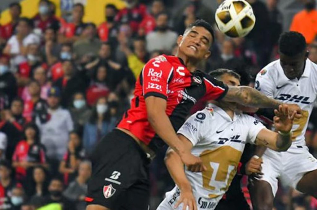 La jugada en la que Anderson Santamaría golpeó a Juan Ignacio Dinenno