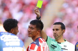 La defensa del terror: Chivas regala penales con Gabriel Milito