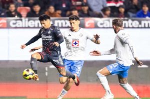 Messi en busca de un pilar de la defensa de Cruz Azul