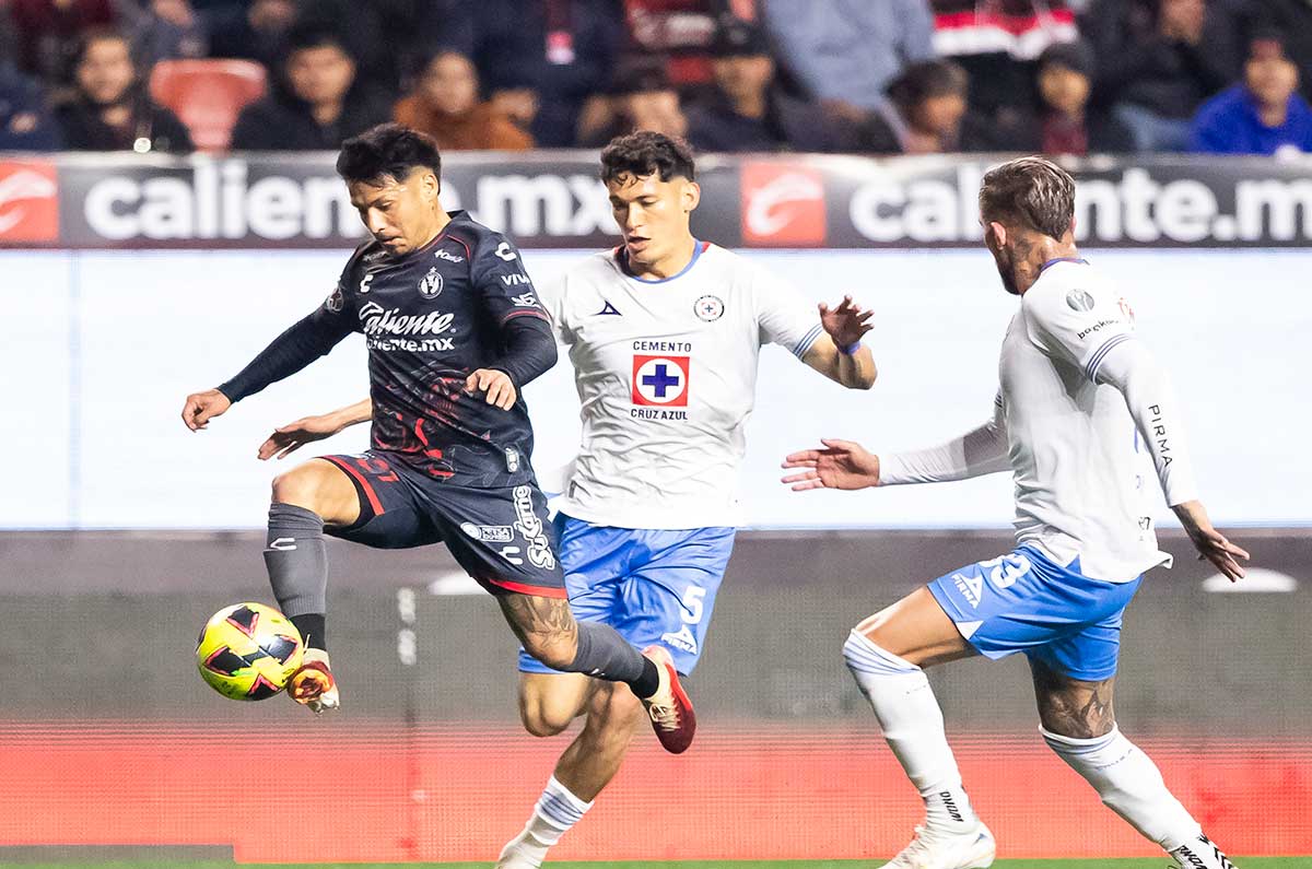Messi en busca de un pilar de la defensa de Cruz Azul
