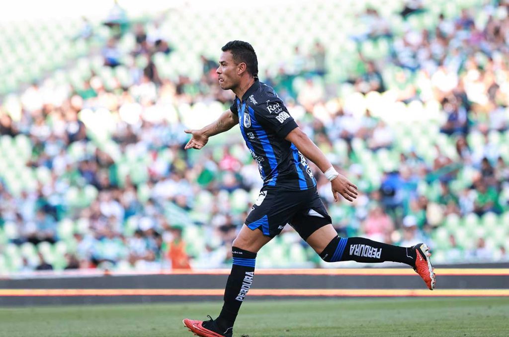 Pablo Barrera en festejo de gol