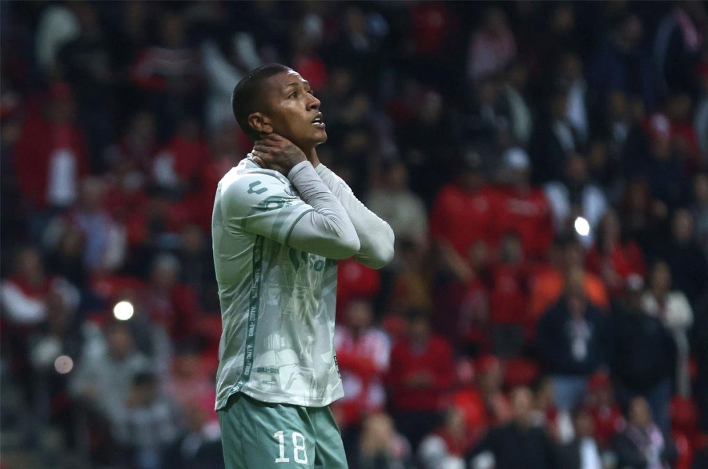 Pedro Aquino se fue de Santos Laguna finalmente
