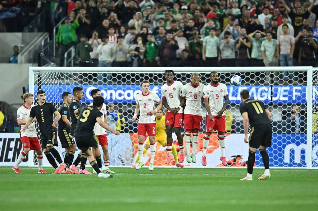 Raúl Jiménez está buscando hacerse un experto en los tiros libres
